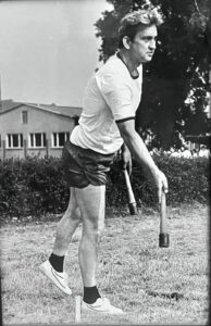 Katrins Vater beim Sport im Freien, Schwarz-Weiß-Foto