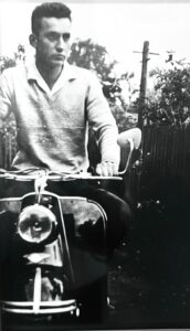 Katrins Vater als junger Mann auf einem Moped, Schwarz-Weiß-Foto